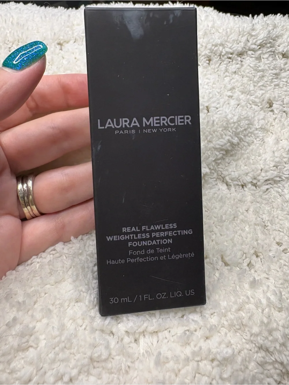 laura mercier Real Flawless Weightless Perfecting Foundation - Black Packaging